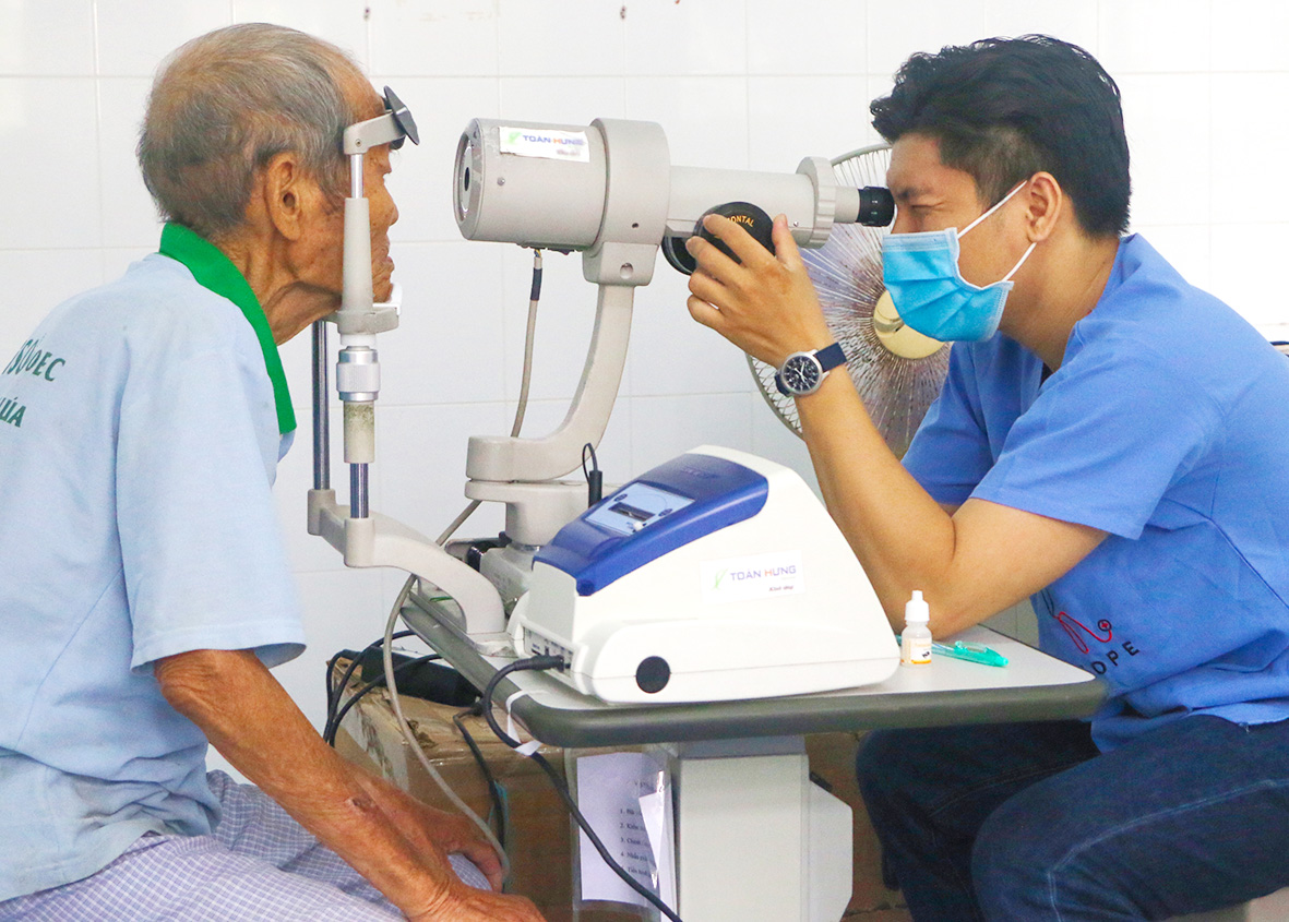 Người cao tuổi huyện Tân Hiệp được khám, phẫu thuật mắt miễn phí.